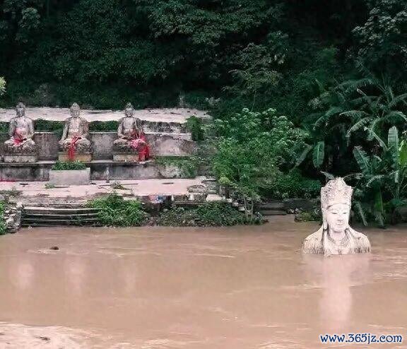 这可能是重庆“混得最惨”的不雅音，常年泡水里，施行版泥船渡河